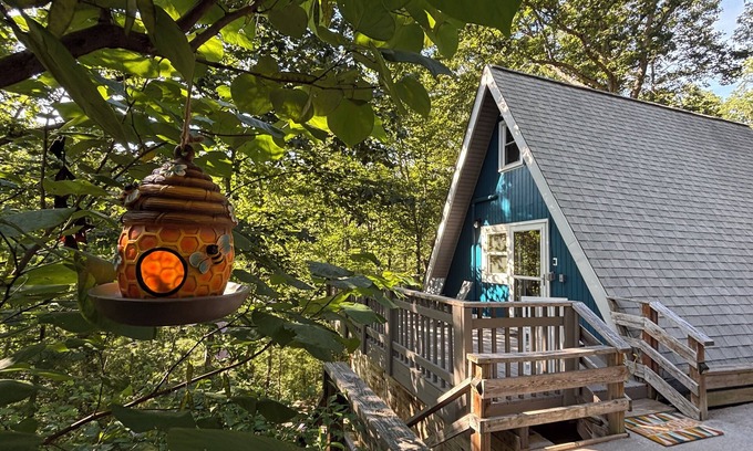 Mount Jackson Cabina | Cozy 2-bedroom tiny cabin with roomy loft, AC, and fire pit near Bryce Resort