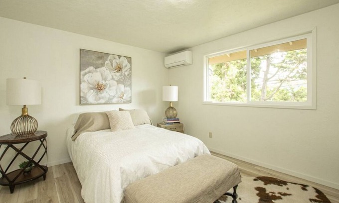 Western Casa | Cozy 2-bedroom townhome in charming Eugene with pool area.