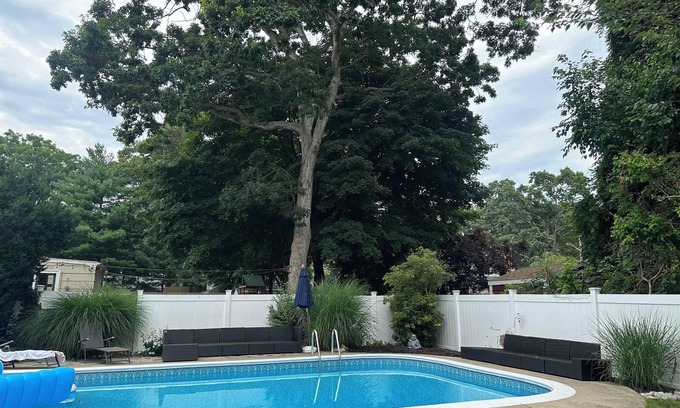 Riverside Casa | Cozy 2-bedroom, 1-bathroom house in beautiful East Providence/Riverside.