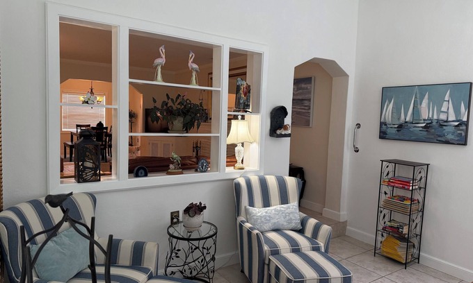 Lake Ridge Casa | Cozy 2 bedroom Florida Style Cottage Centrally Located - 8 minutes to Beach
