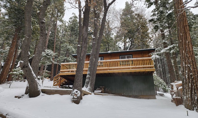 Alta Sierra Cabina | Cozy 2-bedroom Cedar cabin in charming Sequoia National Park with WiFi