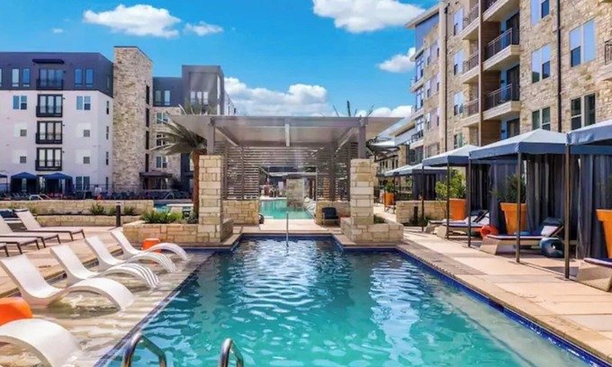 Addison Apartamento | Cozy 2- bedroom with Smart TV’s, AC, WiFi, huge pool in amazing Area of Addison