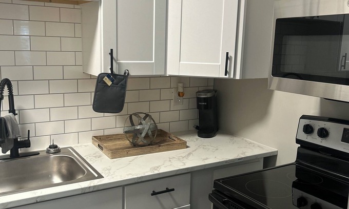 Avondale Apartamento | Cozy 2-bedroom with WiFi & Off Street Parking. Near Zoo, Hospitals, Xavier, & UC