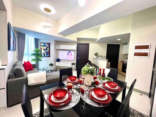 Bonifacio Global City Apartamento | Cozy 2 Bedrooms in BGC with Balcony Bathtub 600Mbps