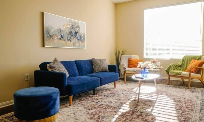 Santa Ana Apartamento | Cozy 2-BR Home 10min to Disneyland (Pool+Hot Tub+GYM)