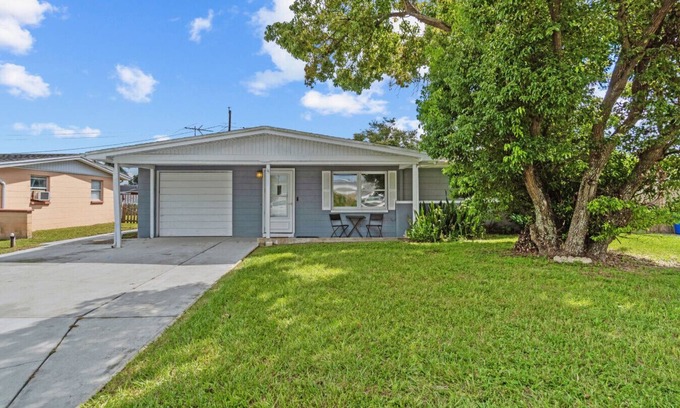 Holiday Apartamento | Mustafa Holiday House · Cozy 2 BR home close to Beaches and Sponge Docks!