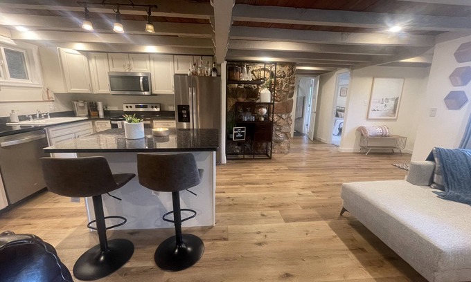 Osage Beach Cabaña | Cozy 2-BR lake view house with hot tub!