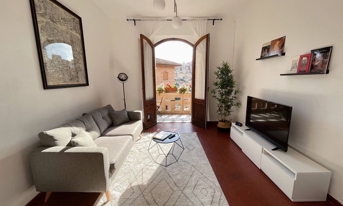Siena Historical Center Apartamento | Cozy 2 BR with balcony near Piazza Del Campo