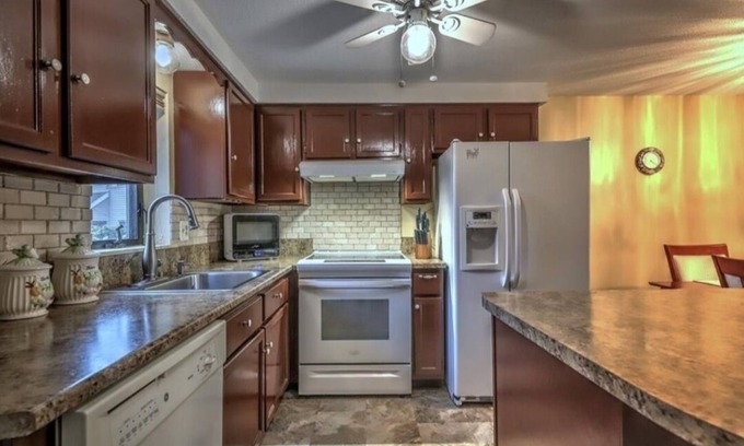 Naugatuck Casa | COZY 2 BRM TOWNHOME WITH SURROUNDING STATE PARKS FOR HIKING/ PET FRIENDLY