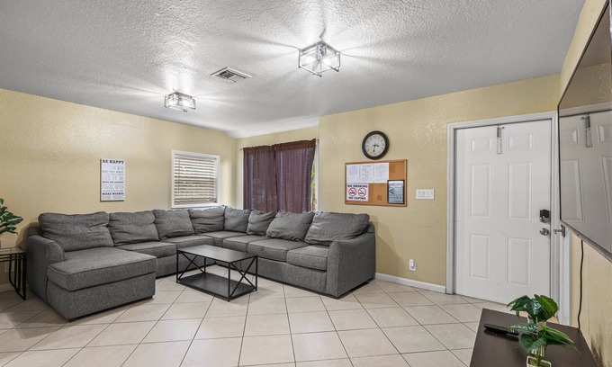 Southwest Casa | Cozy - 2 Jacuzzis - Quiet Street - Palm Wave Says