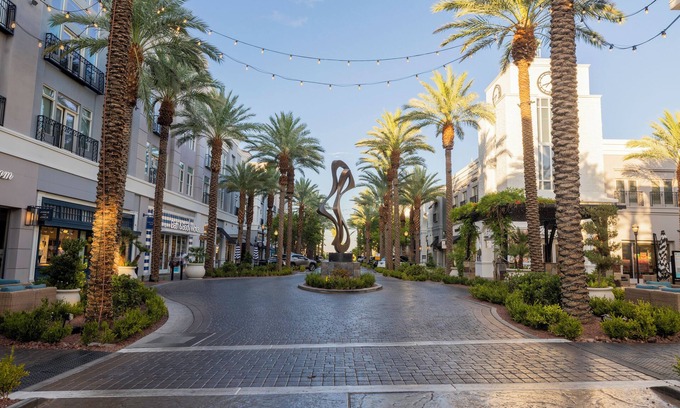 Green Valley Ranch Condominio | Cozy 2-Master bedroom condo with private bathrooms located near The District.