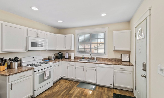 Waukegan Casa | Cozy 2-Story House Near Downtown Libertyville