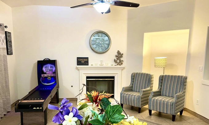 Greenacres Casa | Cozy 2300 sqft Bakersfield Home w/ Spacious Backyard