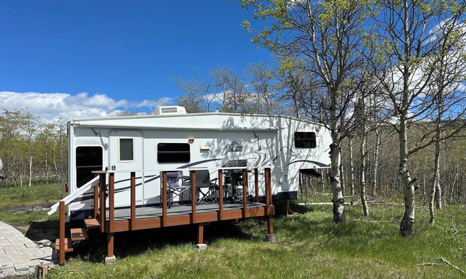 Babb Casa | Cozy 27’ Glamping Trailer Home Overlooking the East Side Glacier National Park