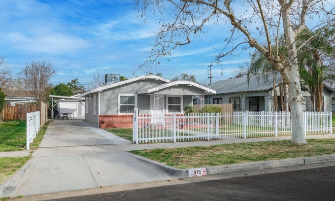 Fresno Casa | Cozy 2B/1Bth w Spacious Parking inside Fence