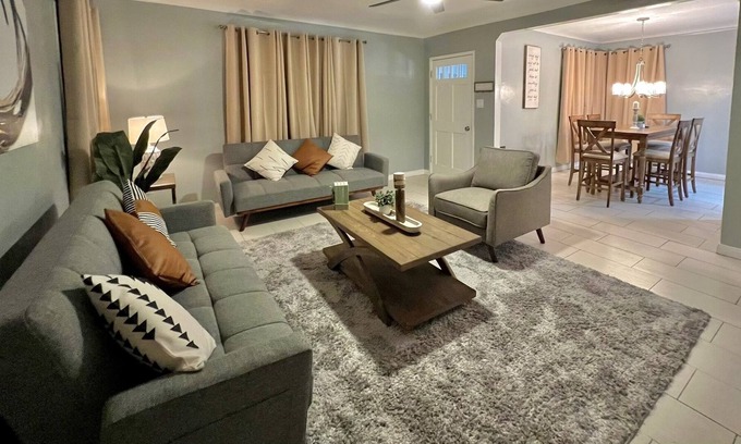 South Gate Casa | Cozy 2B home, free parking on premise, & near LAX
