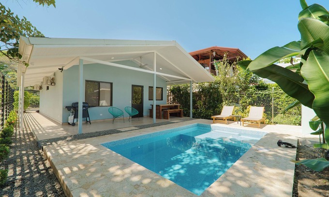 Uvita Casa | Cozy 2b house, 5p, pool, 5 min to beach & WI-FI