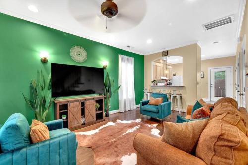 Concord Casa | Cozy 2B Townhouse - Hot Tub