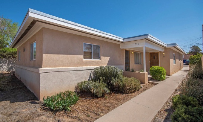 Highland Business Condominio | Cozy 2bd 1ba near Nob Hill Garage & AC