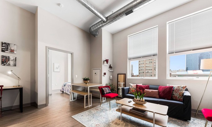 Near South Side Condominio | Cozy 2bd/2ba McCormick Museums Condo (+Gym & Rooftop)