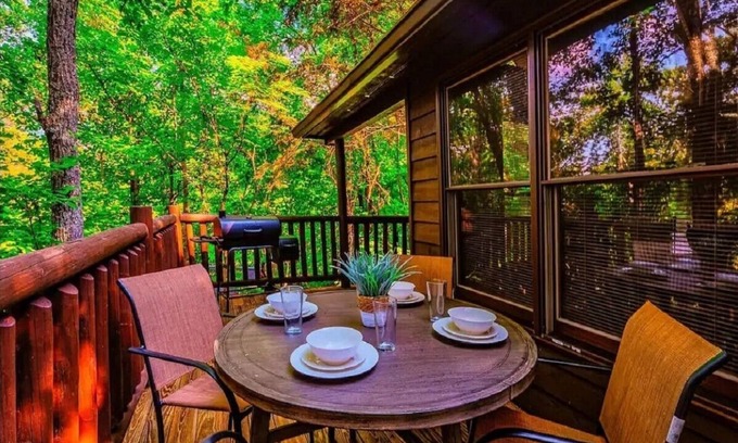 Wears Valley Cabina | Cozy 2BD Cabin w/ HOT TUB! Pool Table + Near TOWN!