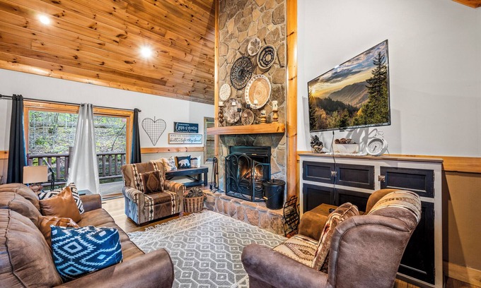 Wears Valley Cabina | COZY 2BD Retreat! HOT TUB! Nestled in the Woods!