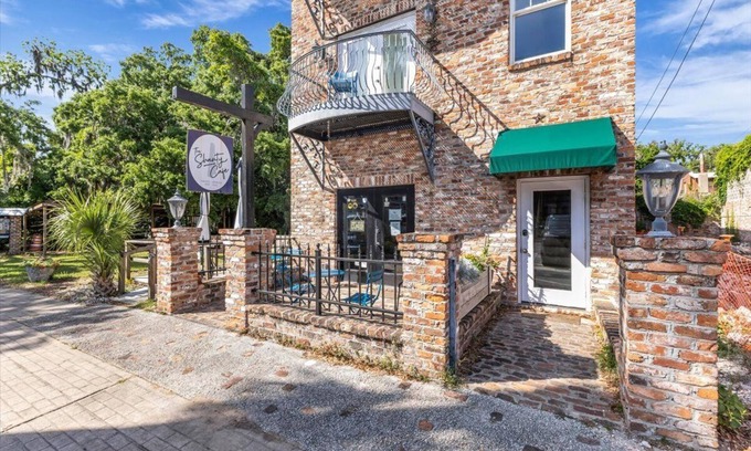 Darien Apartamento | Cozy 2bed, 2bath loft in downtown Darien, GA! Enjoy a master room with a balcony view of the river.