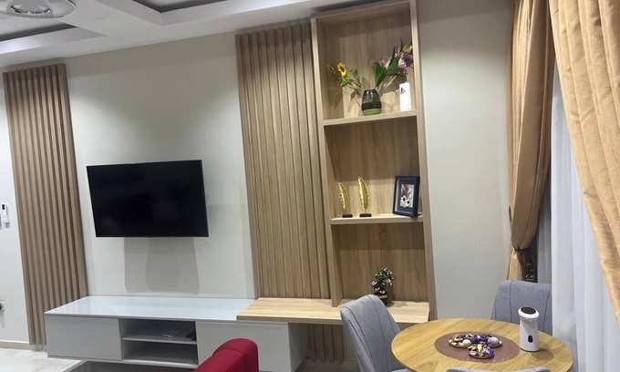 Kumasi Casa | Cozy 2Bedroom w/Queen Beds + vibrant Living Room + Hi-speed WiFi + Kitchen