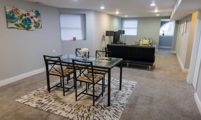 Albany Park Apartamento | Cozy 2BR/1BA Garden Apartment Near Lincoln Square