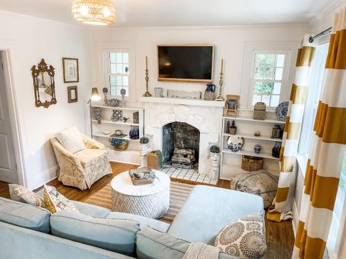 Columbia Casa | Cozy 2BR Apt w KING in historic dist. 1mi to sq.