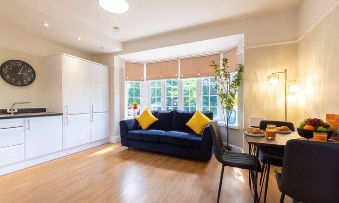 Southampton Apartamento | Cozy 2BR Apt w/ Modern Amenities