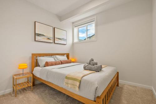 Keith Apartamento | Cozy 2BR BSMT Suite with Board Games and Netflix