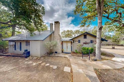 Ingram Casa | Cozy 2BR Cabin - King Bed Bunks Fire Pit & BBQ