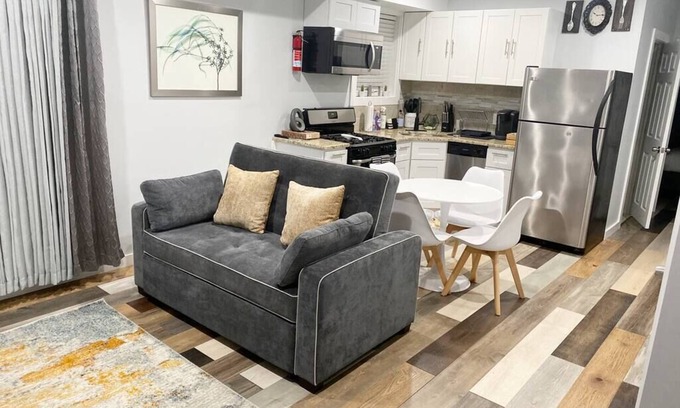 Garden Court Apartamento | Cozy 2BR / Comfy King Bed |The Loft@Cedar Park