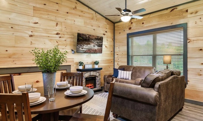 Sevierville Cabina | Cozy 2BR | HOT TUB | Pets Welcome!