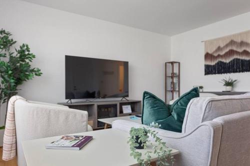 Des Plaines Apartamento | Cozy 2BR Near O Hare Free WiFi and Parking
