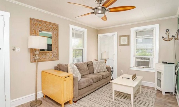 North End Apartamento | Cozy 2BR with Bunk Beds, Steps to Boardwalk