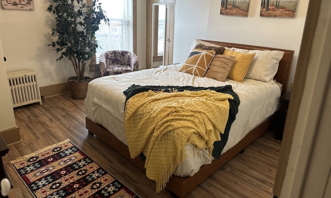 Middleburg Apartamento | Cozy 2nd floor brick apartment. Walking distance -Charles Park, pond & dog park