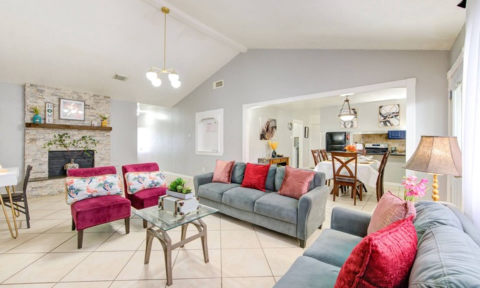 Houston Casa | Cozy 3 bed 2 bath 17 min from Bush airport. Monthly stays.
