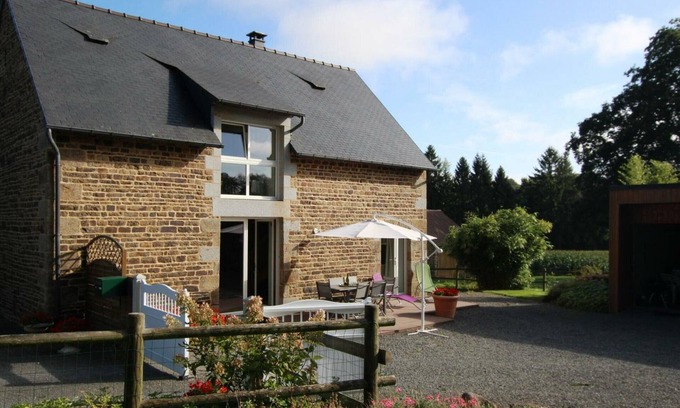 Le Grand-Celland Cabaña | Casa rural encantadora con jardín cerrado y chimenea, cerca del Mont Saint Michel y playas