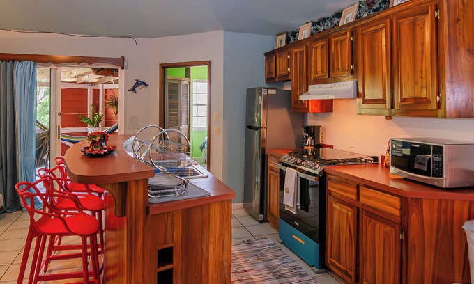 Gibson Bight Casa | Cozy 3-bed house in charming West End with WiFi, AC
