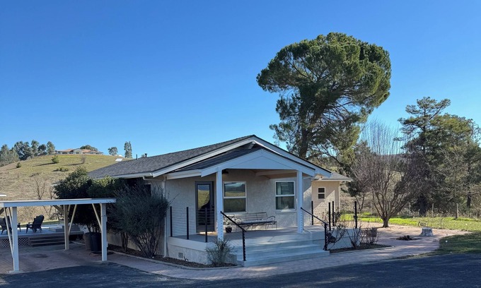 Templeton Casa | Cozy 3-Bedroom, 2-Bath Retreat on Acreage- Quiet Country Charm Minutes from Town