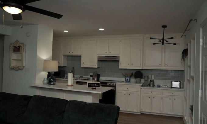 Neartown Apartamento | Cozy 3-bedroom 2 bathroom Apartment in Houston. Pool & Modern Comforts