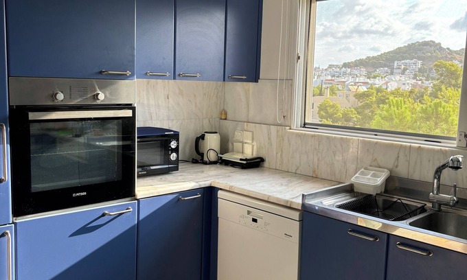Kavouri Apartamento | Cozy 3 Bedroom apartment minutes away from the Athenian Riviera.