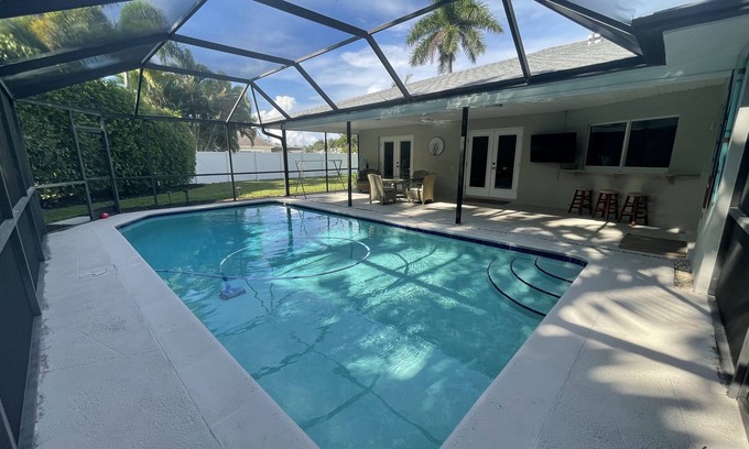 Palm River Estates Casa | Cozy 3 bedroom bungalow! Fully renovated!