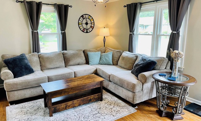 Pontiac Casa | Cozy 3 bedroom Bungalow near Auburn Hills