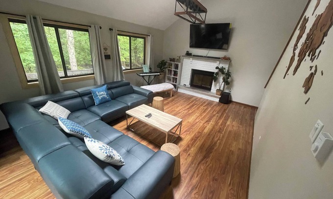 Thornhurst Cabina | Cozy 3-bedroom cabin in enchanting Pocono Lake with AC, WiFi