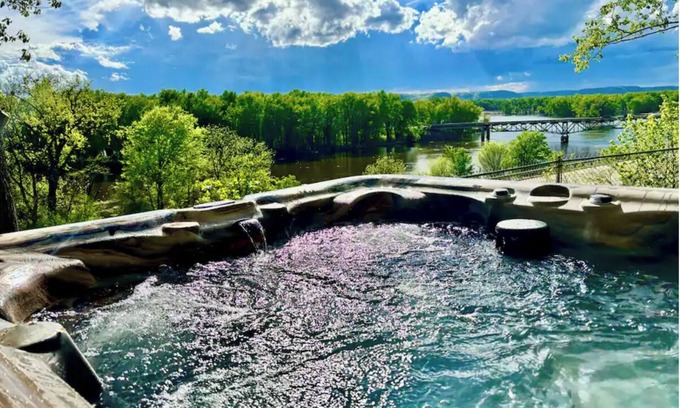 Lansing Township Cabina | Cozy 3-bedroom cabin - sleeps 10- HOT TUB- river view