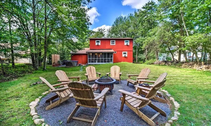 Long Pond Cabina | Cozy 3-bedroom cabin in enchanting Long Pond with Hottub, WiFi