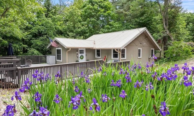 Gilford Chalet De Esquí | Cozy 3-bedroom chalet in charming Gilford with Hot Tub!